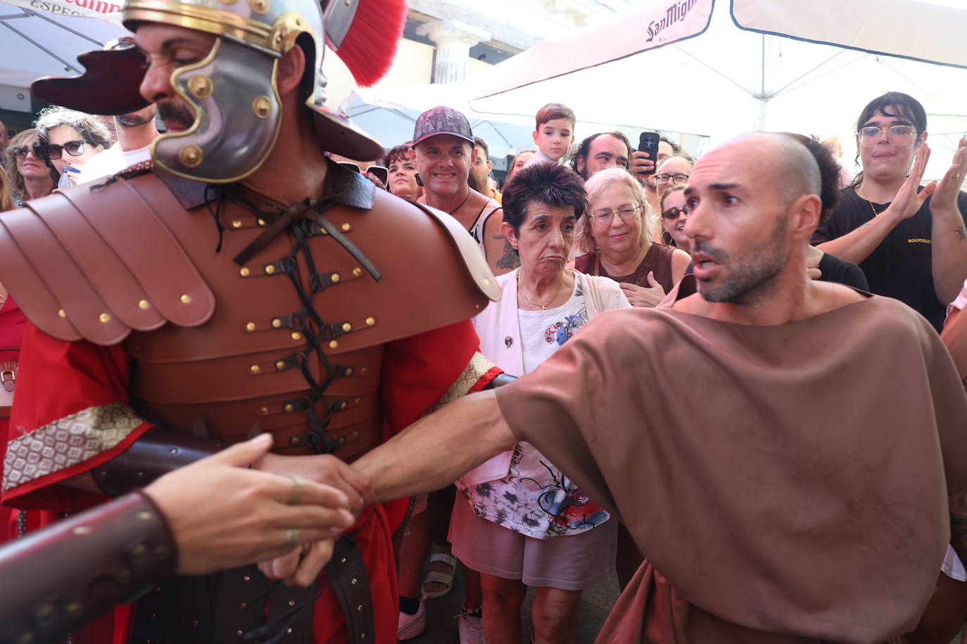 Lucha romana por los chicharrones en el Mercado de Abastos de Cádiz: Gadea musgades, panem, circus et chicharrones