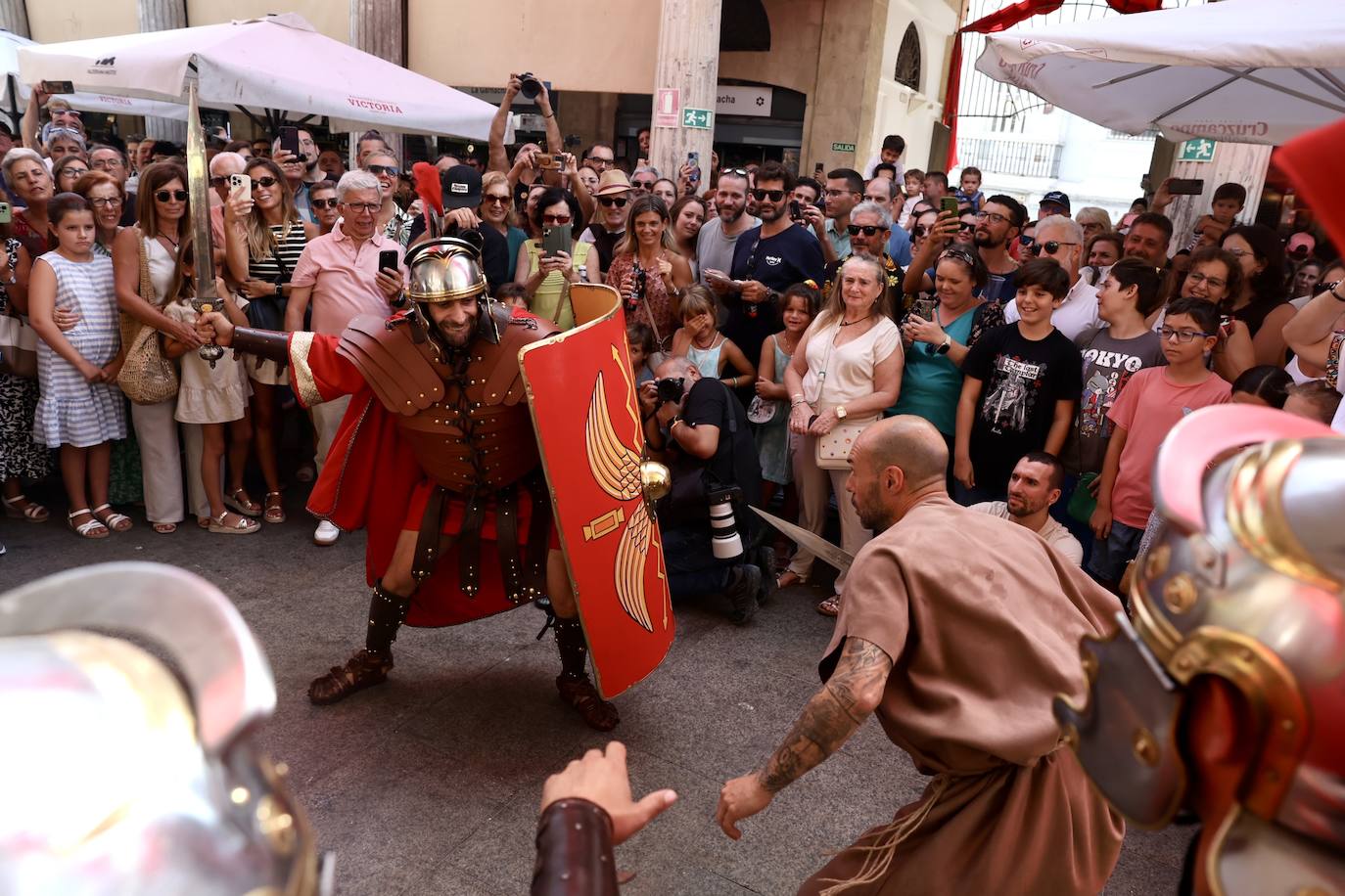 Lucha romana por los chicharrones en el Mercado de Abastos de Cádiz: Gadea musgades, panem, circus et chicharrones