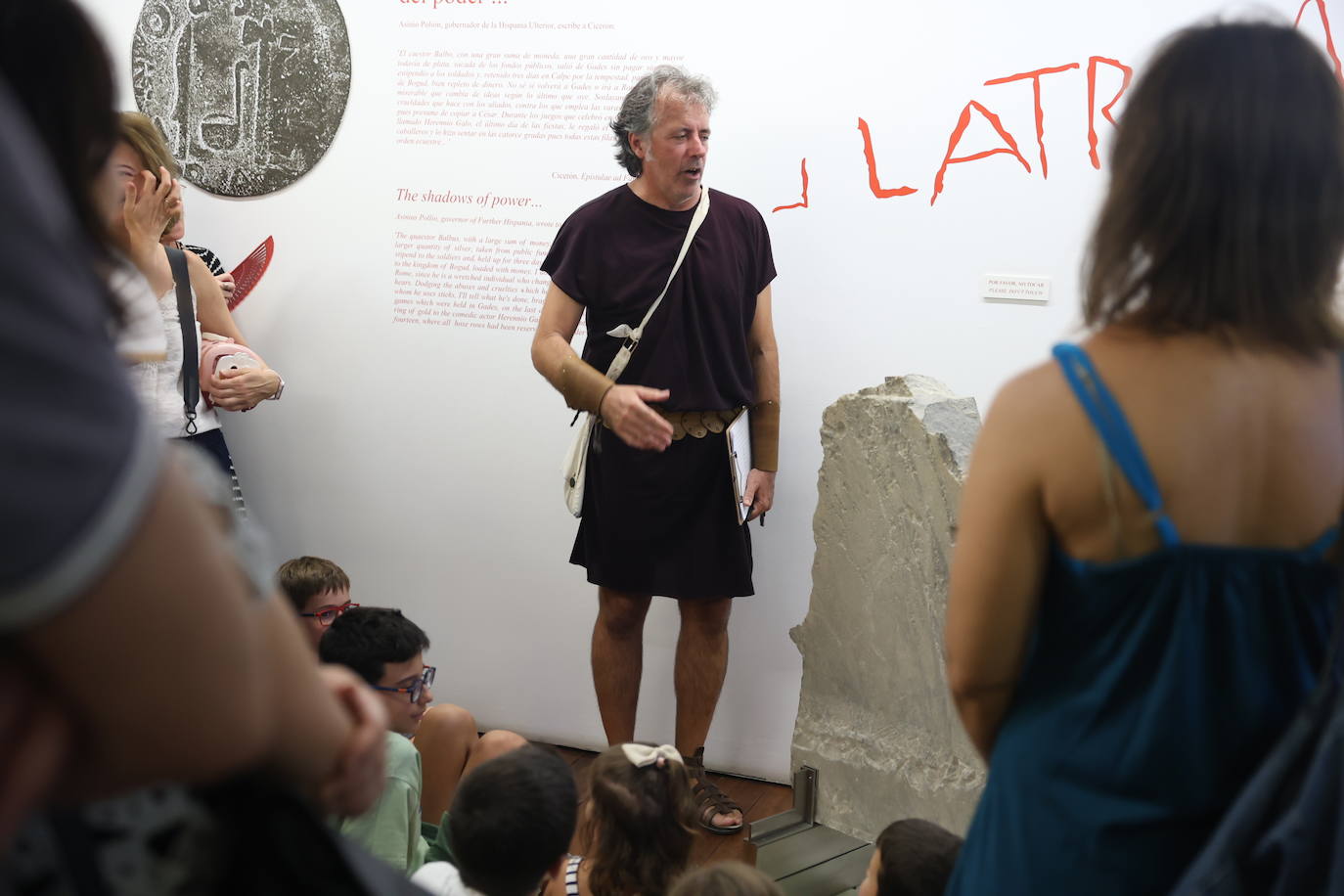 Visita teatralizada &#039;Cuando César vino a Gades y acabó soltando dos lagrimones&#039; en el Teatro Romano de Cádiz