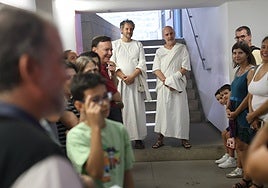 Visita teatralizada 'Cuando César vino a Gades y acabó soltando dos lagrimones' en el Teatro Romano de Cádiz