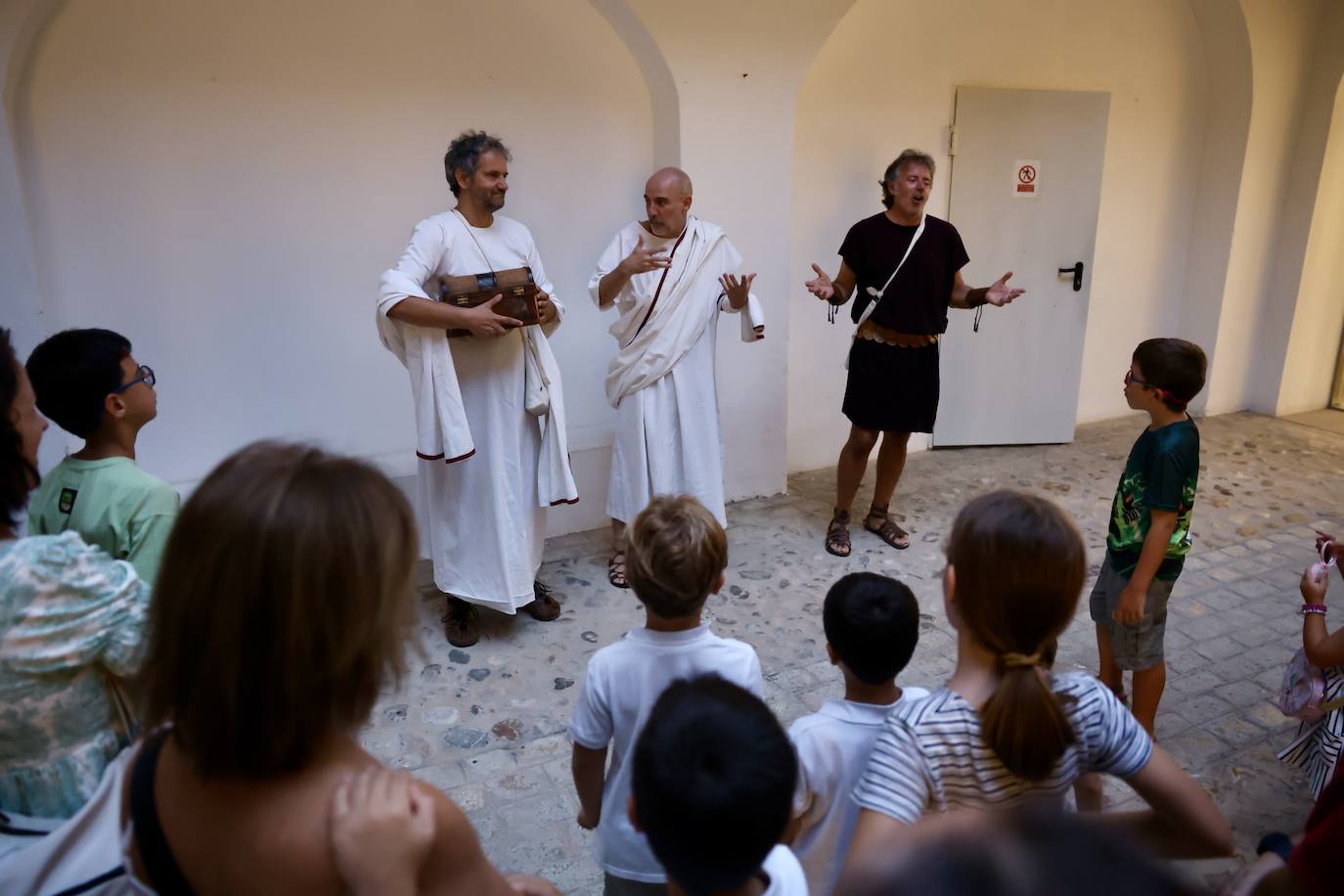 Visita teatralizada &#039;Cuando César vino a Gades y acabó soltando dos lagrimones&#039; en el Teatro Romano de Cádiz