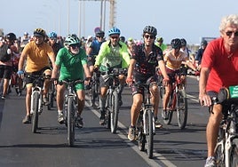 A pedales para reclamar un carril bici por el Puente Carranza de Cádiz