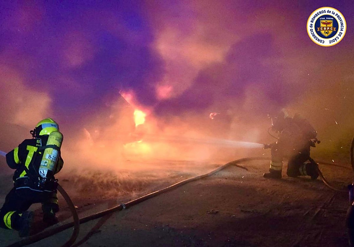 Un incendio afecta a una decena de vehículos en San Fernando