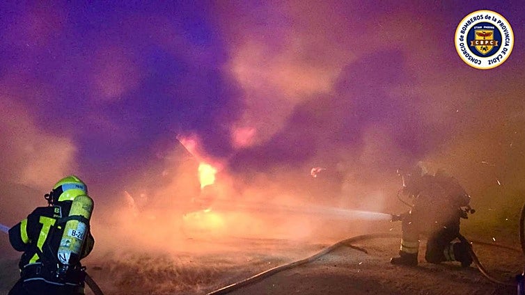 Un incendio afecta a una decena de vehículos en San Fernando