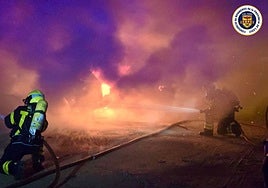 Un incendio afecta a una decena de vehículos en San Fernando