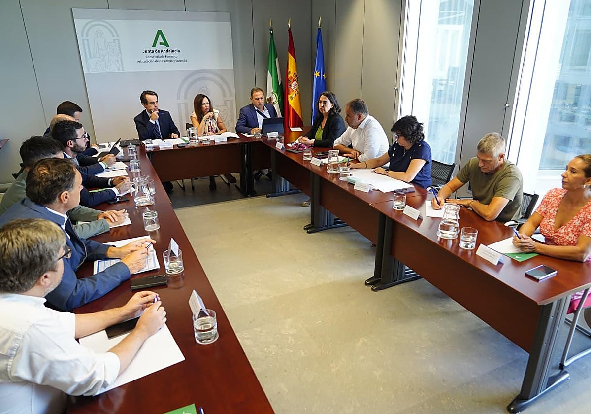 El aumento de tráfico en la A-471 lleva a la Junta a buscar soluciones para esta carretera