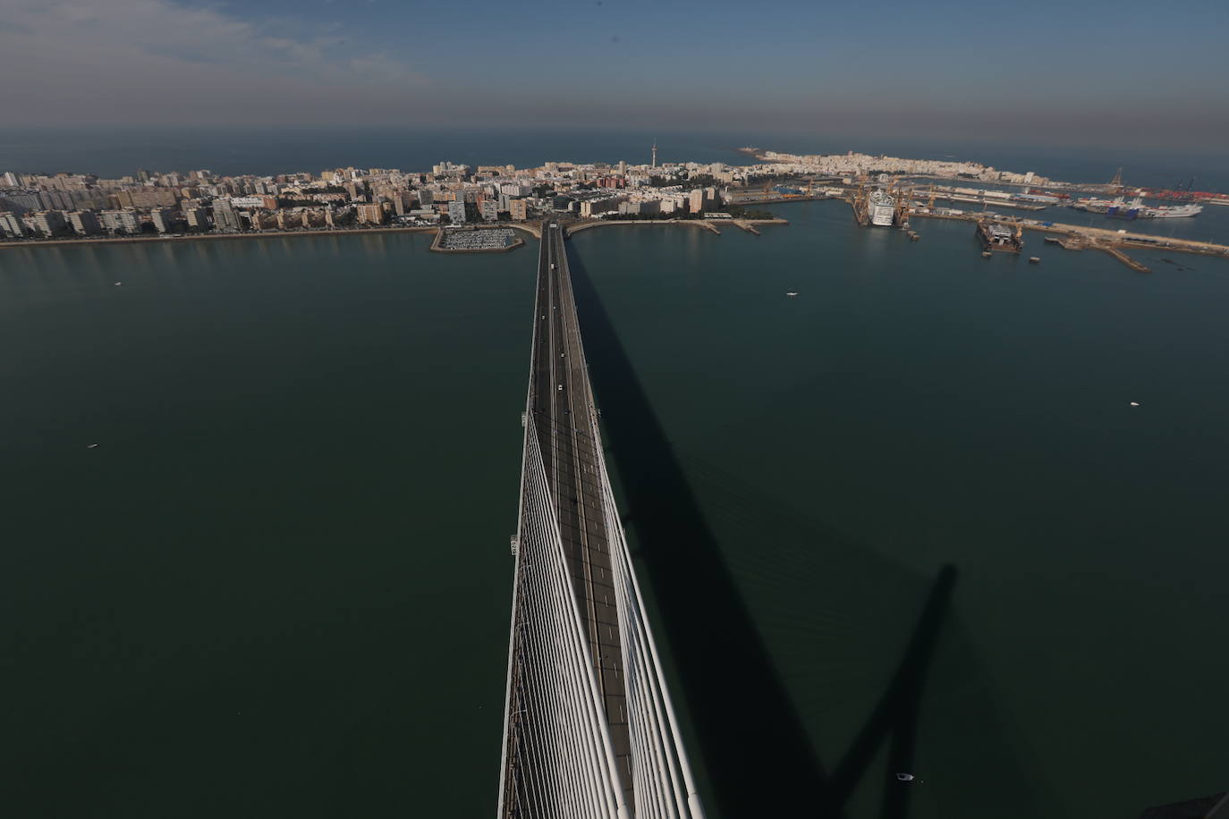 Fotos: La Bahía de Cádiz desde el punto más alto del puente de la Constitución de 1812, el imponente viaje al &#039;cielo&#039;