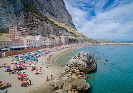 La pequeña y desconocida playa que parece de postal y se encuentra al lado de Cádiz: un lugar secreto con casas de colores y calma absoluta