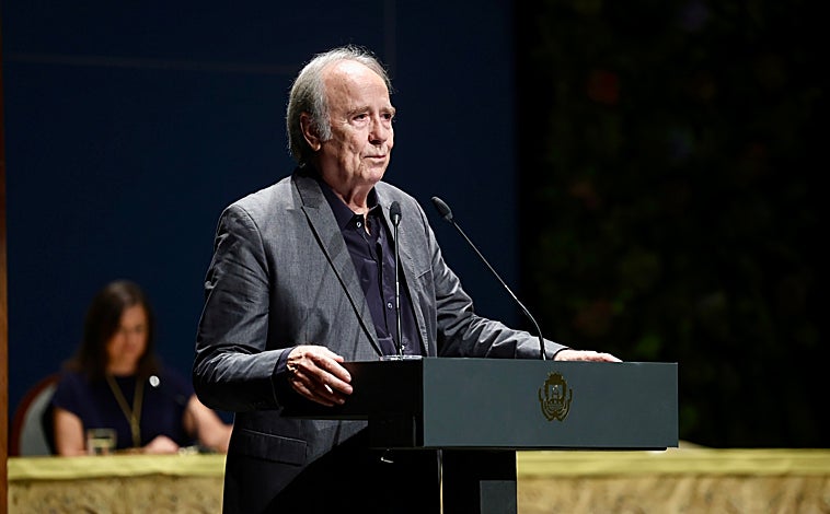 Imagen principal - Joan Manuel Serrat en San Fernando: «No me gusta el mundo en el que vivimos. Es hostil, contaminado, injusto e insolidario»