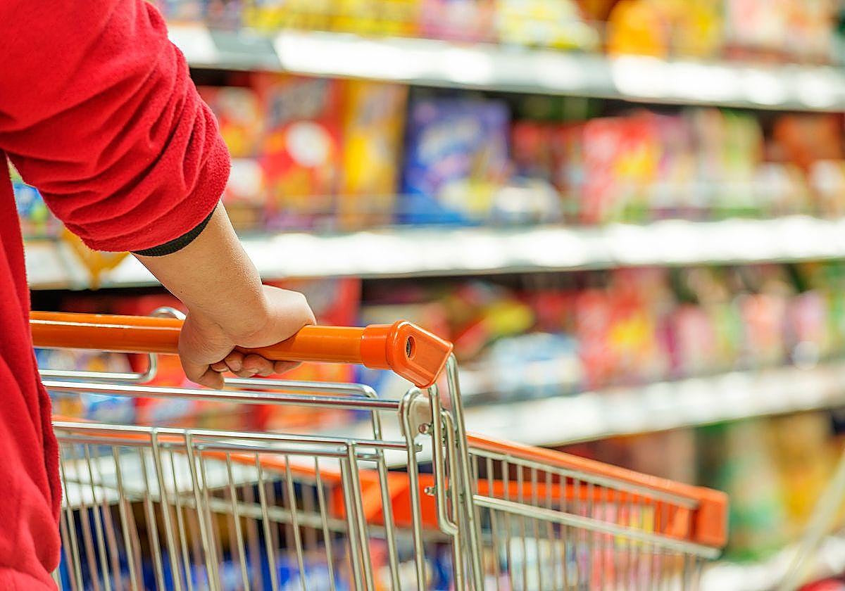 Una persona conduce un carrito en un supermercado
