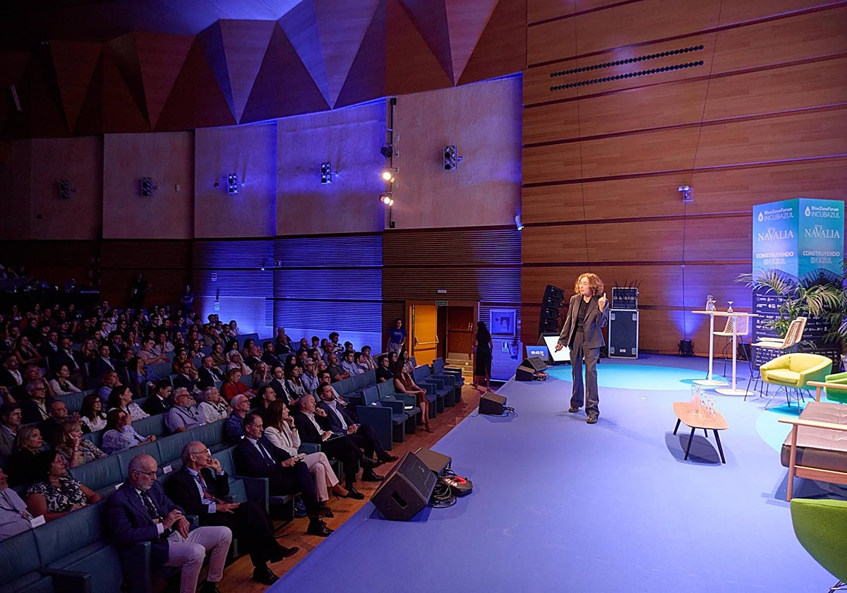 Elsa Punset abre la segunda jornada del Blue Zone Forum llamando al «optimismo» como forma de vida