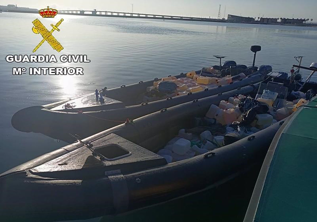 Seis detenidos e incautadas tres lanchas de alta velocidad con petacas de gasolina en Chipiona y la Bahía de Cádiz