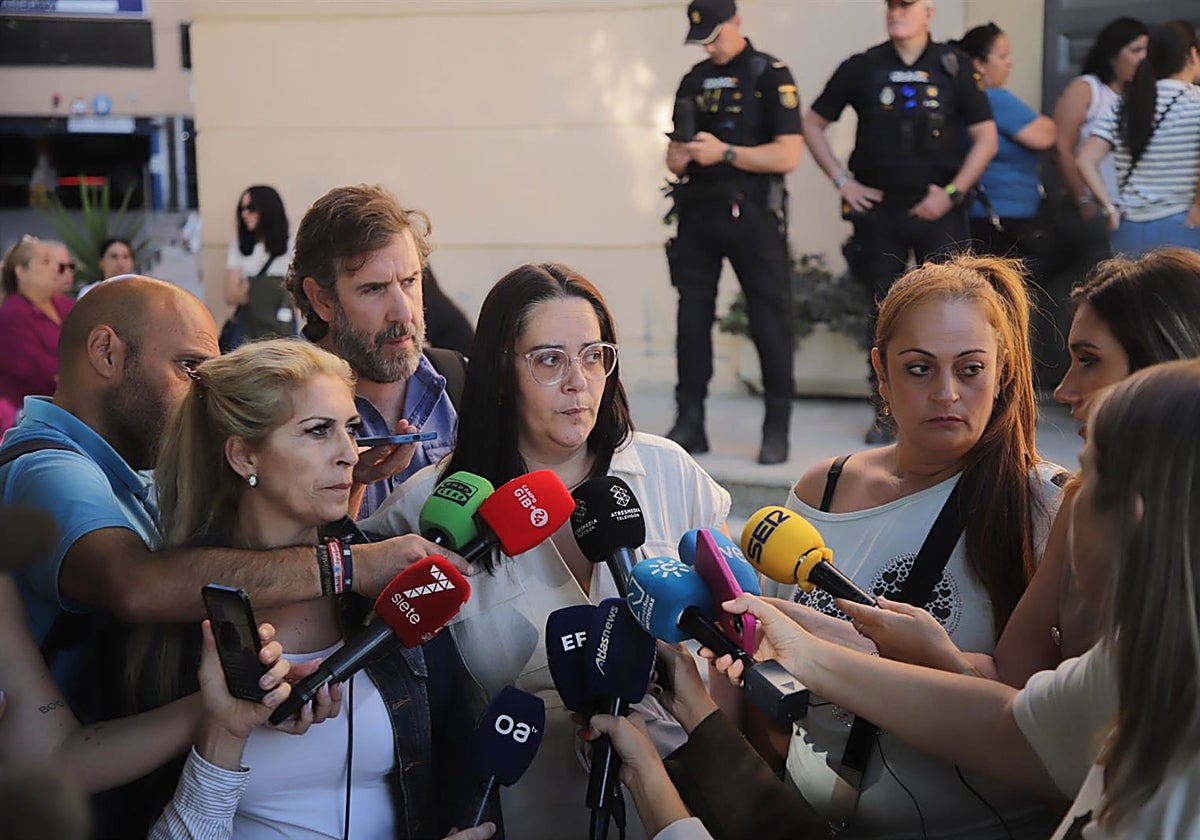 Familiares de las víctimas en las puertas de los juzgados