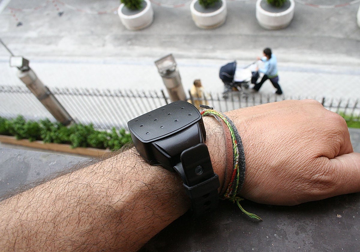 El dispositivo se coloca como una medida de protección hacia las víctimas.