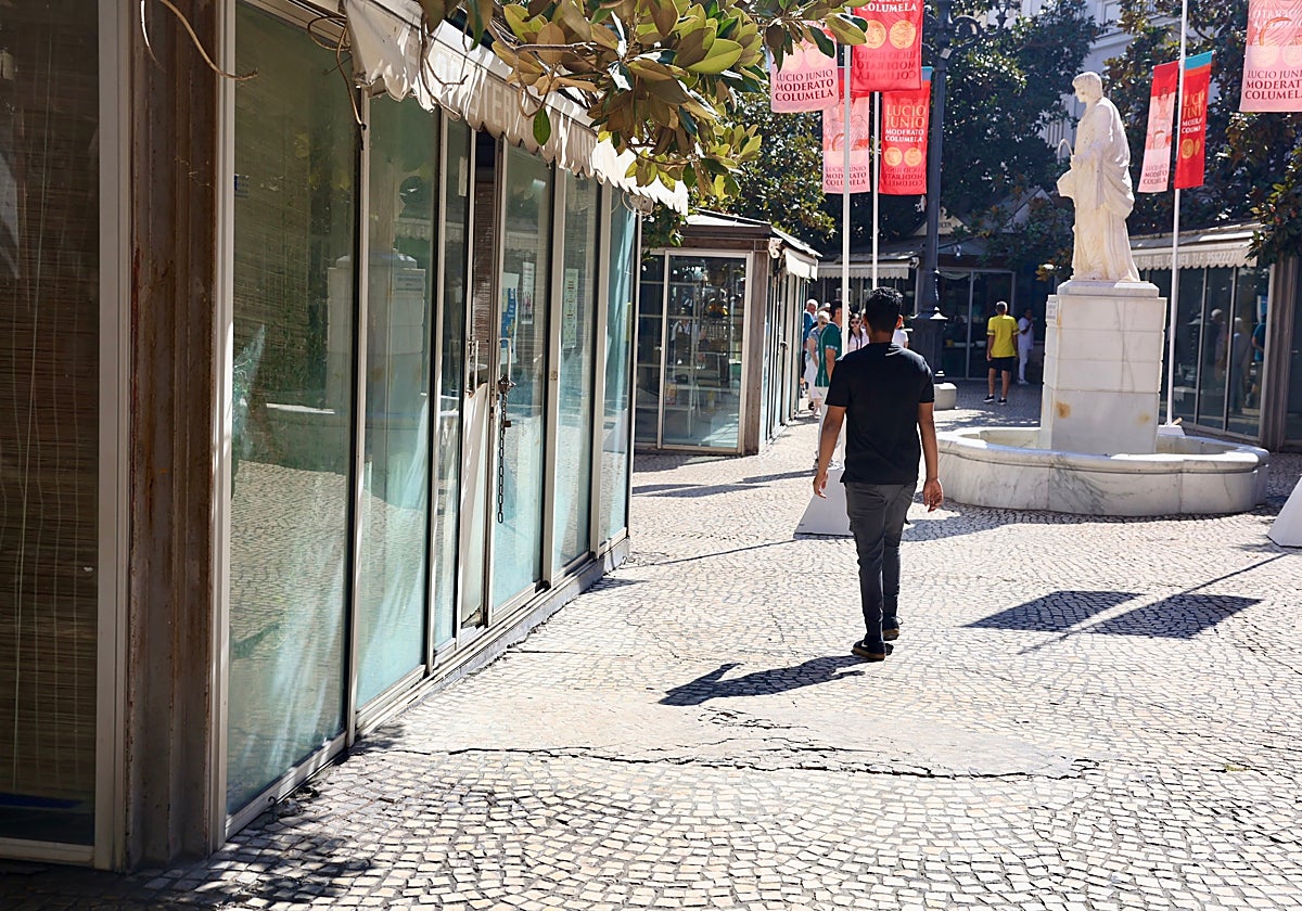 La plaza de las Flores con cinco puestos cerrados.