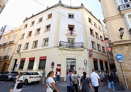 La fuga de comercios en edificios emblemáticos del centro de Cádiz sigue y abre más la herida