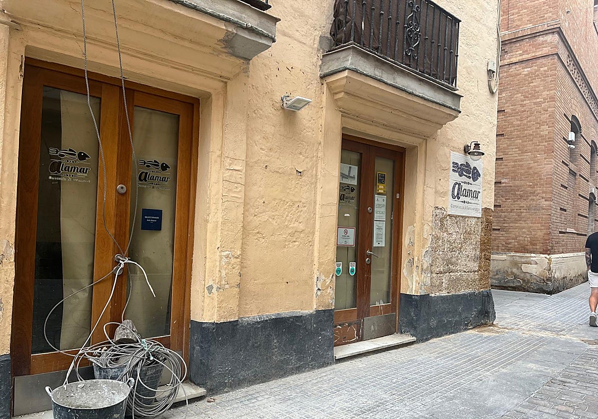 La piedra ostionera recuperada en la fachada de un restaurante de la gastronómica calle Plocia de Cádiz: «Va a quedar muy bonito»