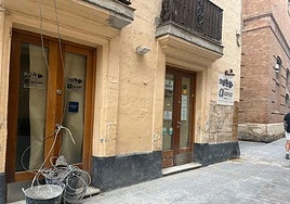 La piedra ostionera recuperada en la fachada de un restaurante de la gastronómica calle Plocia de Cádiz: «Va a quedar muy bonito»