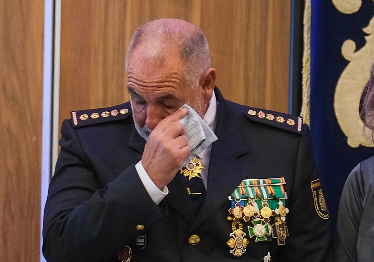 Santos Bernal, emocionado en el acto del Día de la Policía en Cádiz.