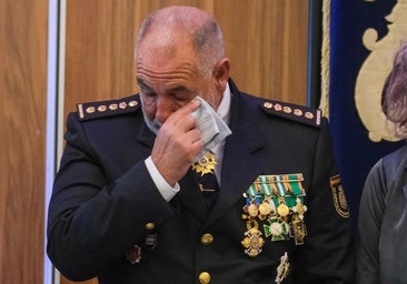 Las lágrimas de emoción del comisario jefe de Cádiz en su marcha: «45 años de servicio, es mi vida...»