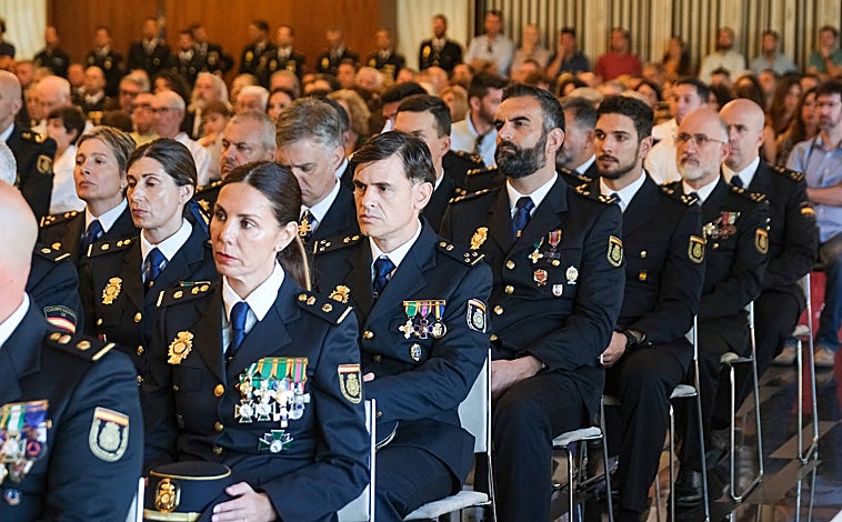 Imagen principal - Acto del Día de la Policía Nacional en Cádiz