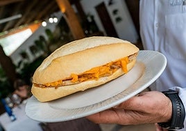 El bocadillo que preparan en este restaurante de Cádiz provoca peregrinaciones: está premiado con un solete Repsol