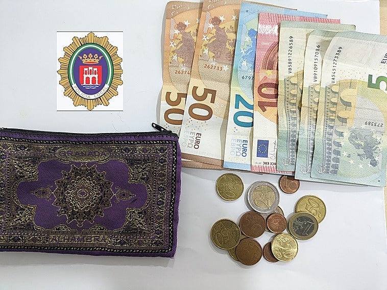 Bonito gesto en un pueblo de Cádiz: encuentra una cartera con dinero en efectivo y la entrega a la Policía Local