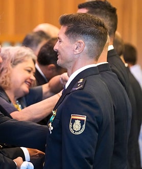 Imagen secundaria 2 - Condecoraciones a los agentes de la Policía Nacional