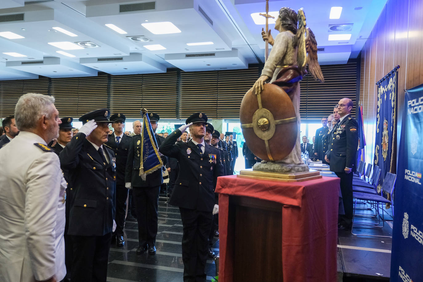 Fotos: Acto de la Policía Nacional con motivo de la fiesta de los Santos Ángeles Custodios en Cádiz