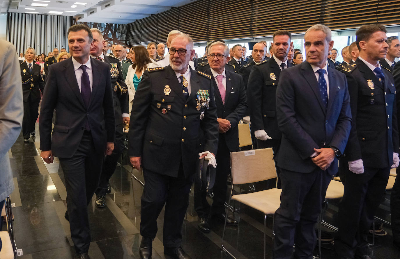 Fotos: Acto de la Policía Nacional con motivo de la fiesta de los Santos Ángeles Custodios en Cádiz