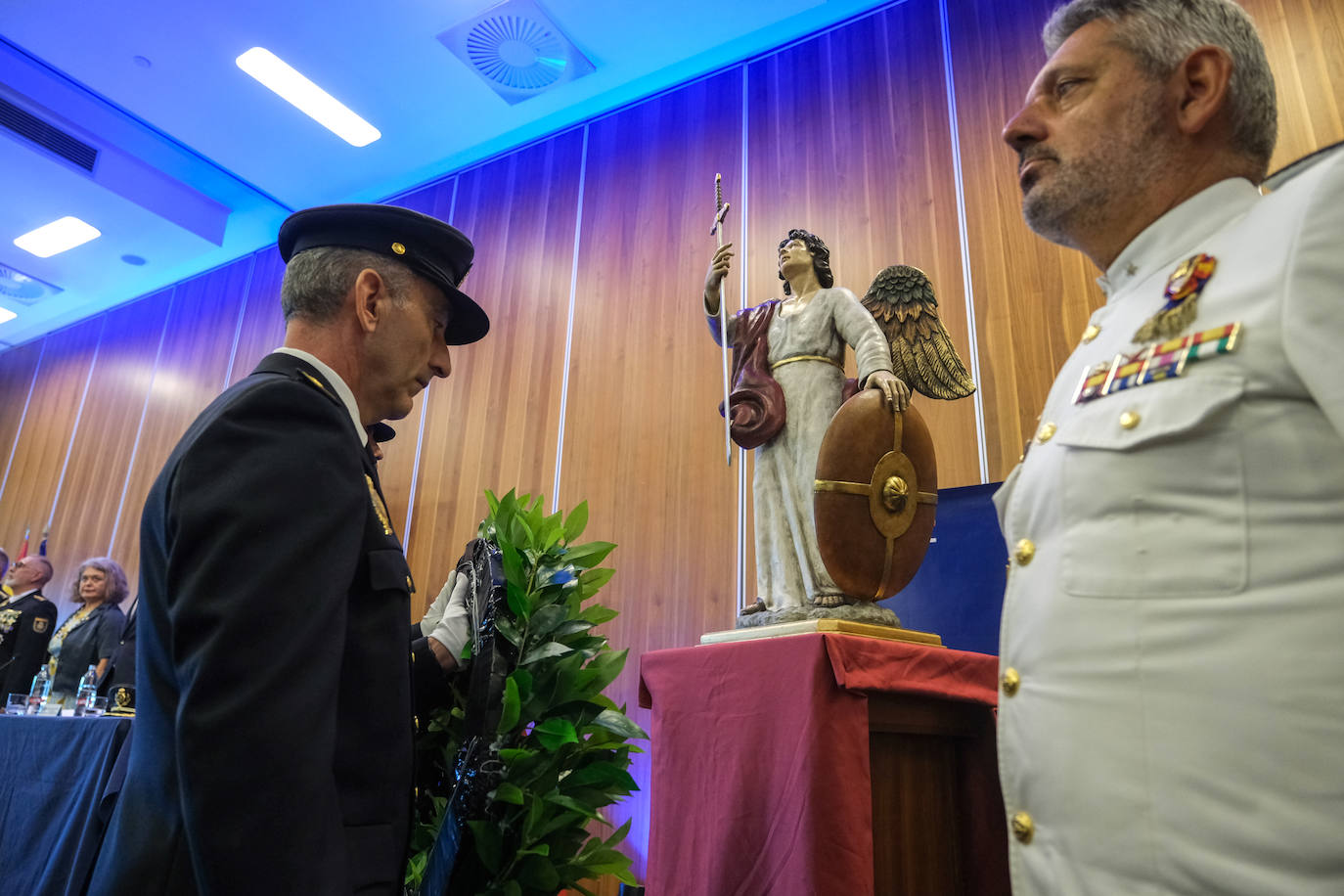 Fotos: Acto de la Policía Nacional con motivo de la fiesta de los Santos Ángeles Custodios en Cádiz