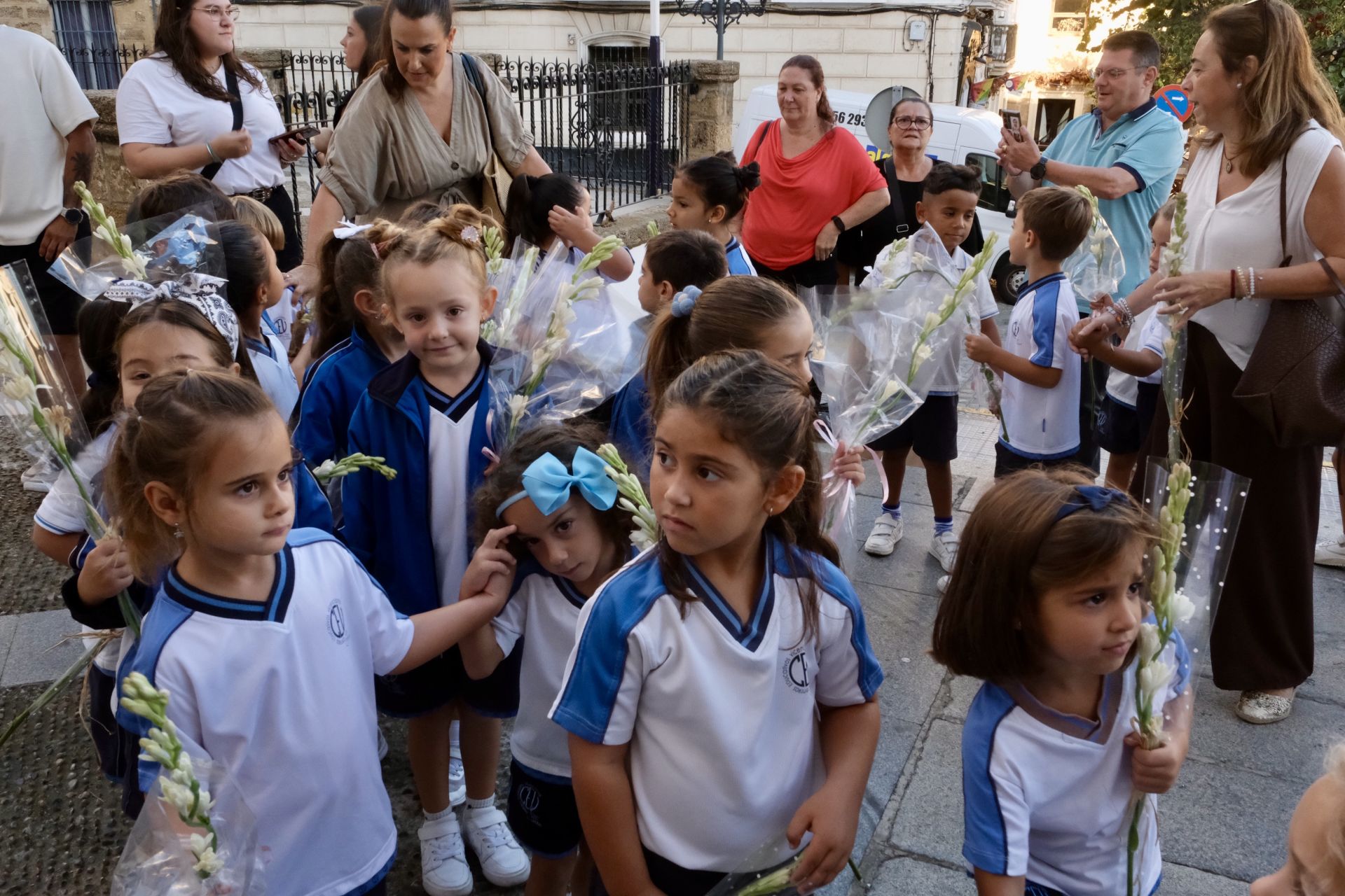 Fotos: Escolares gaditanos llevan flores a la Patrona de la ciudad