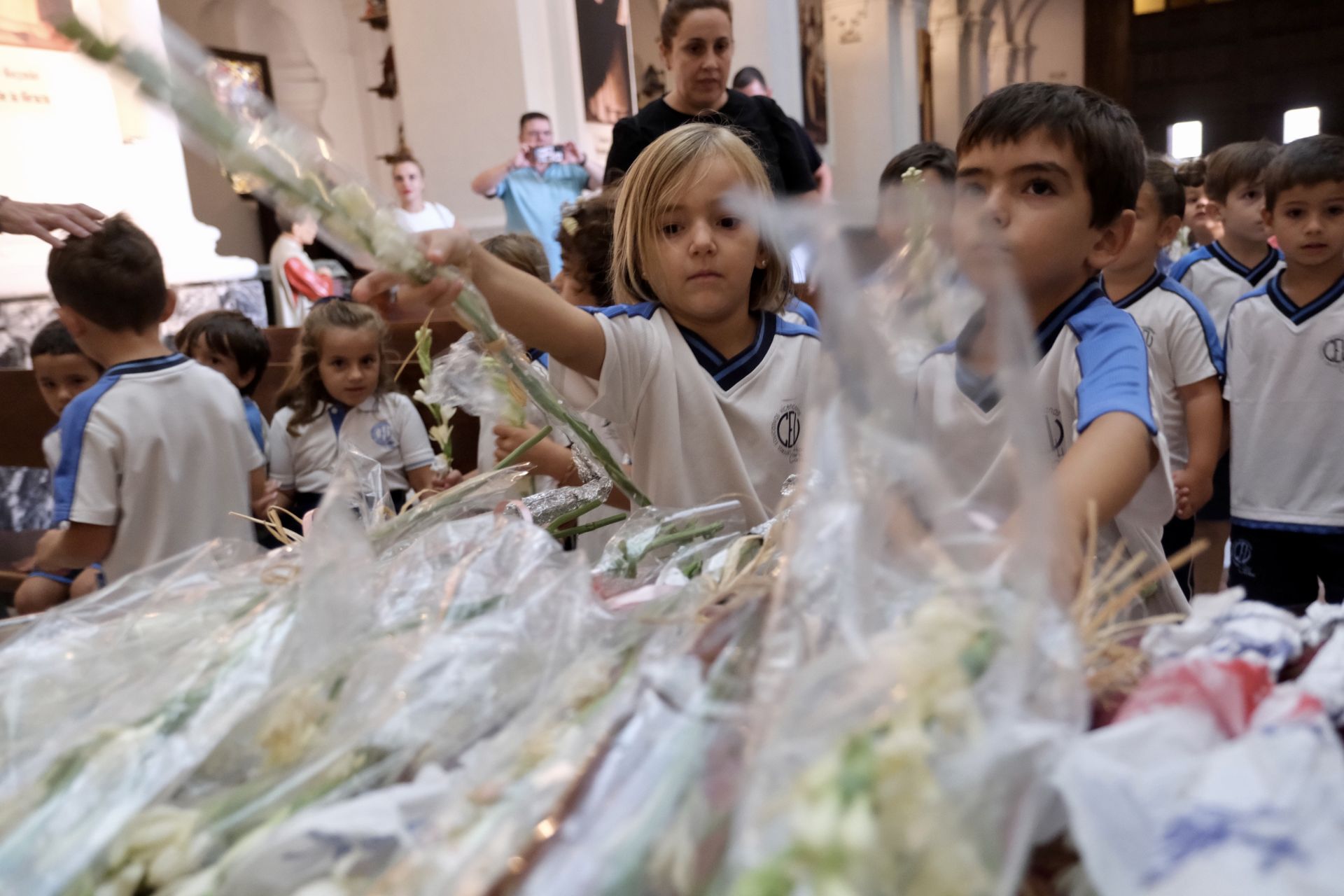 Fotos: Escolares gaditanos llevan flores a la Patrona de la ciudad
