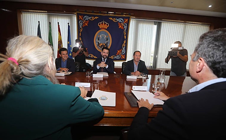 Imagen principal - Reunión entre Zona Franca, la Junta y el Ayuntamiento de Cádiz
