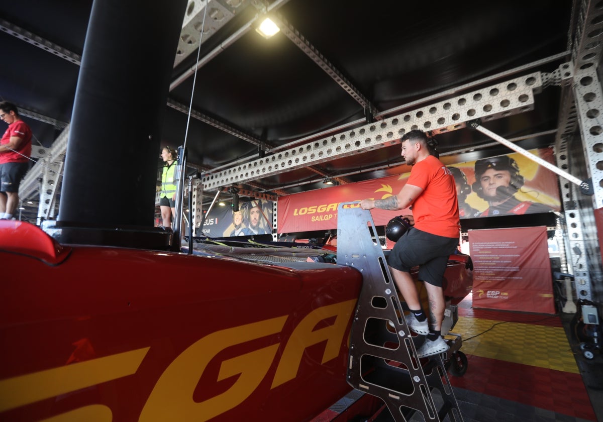 Los equipos, trabajando en el paddock de la competición