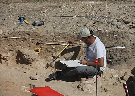 Imagen secundaria 1 - Trabajos de excavación en el yacimiento de Doña Blanca