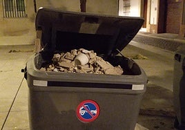 Paran una obra en El Puerto por verter escombros ilegales en dos contenedores