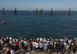 Cádiz asoma a 'medio mundo' a su balcón por la SailGP y prolonga su verano