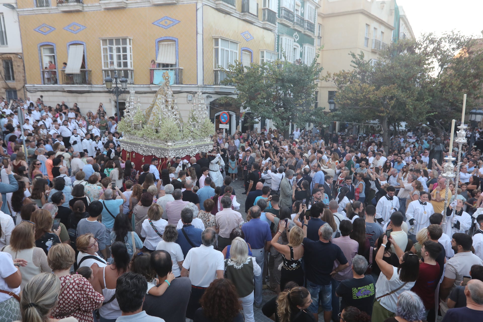 Fotos: Procesión de la Virgen del Rosario por las calles de Cádiz