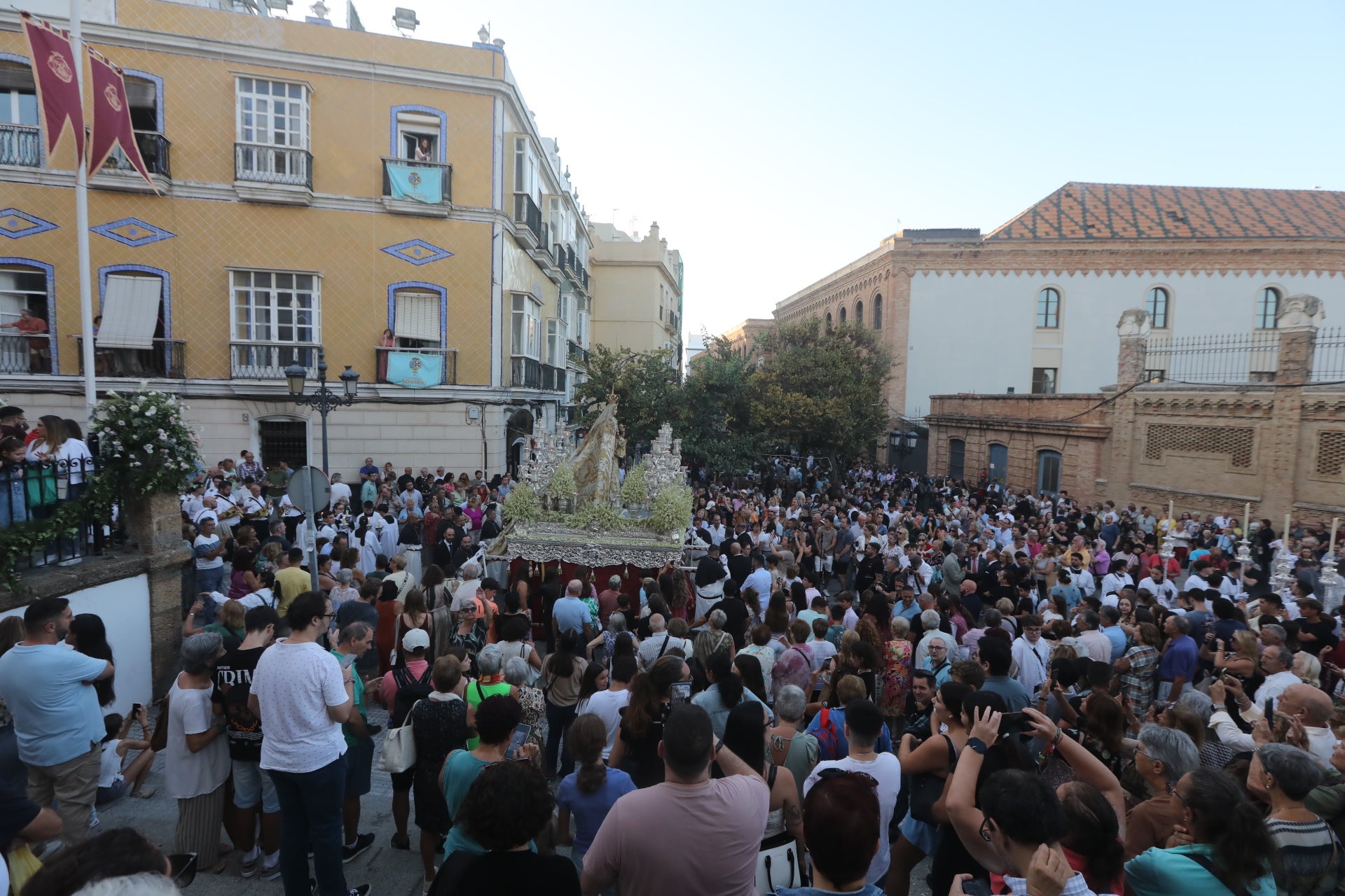 Fotos: Procesión de la Virgen del Rosario por las calles de Cádiz