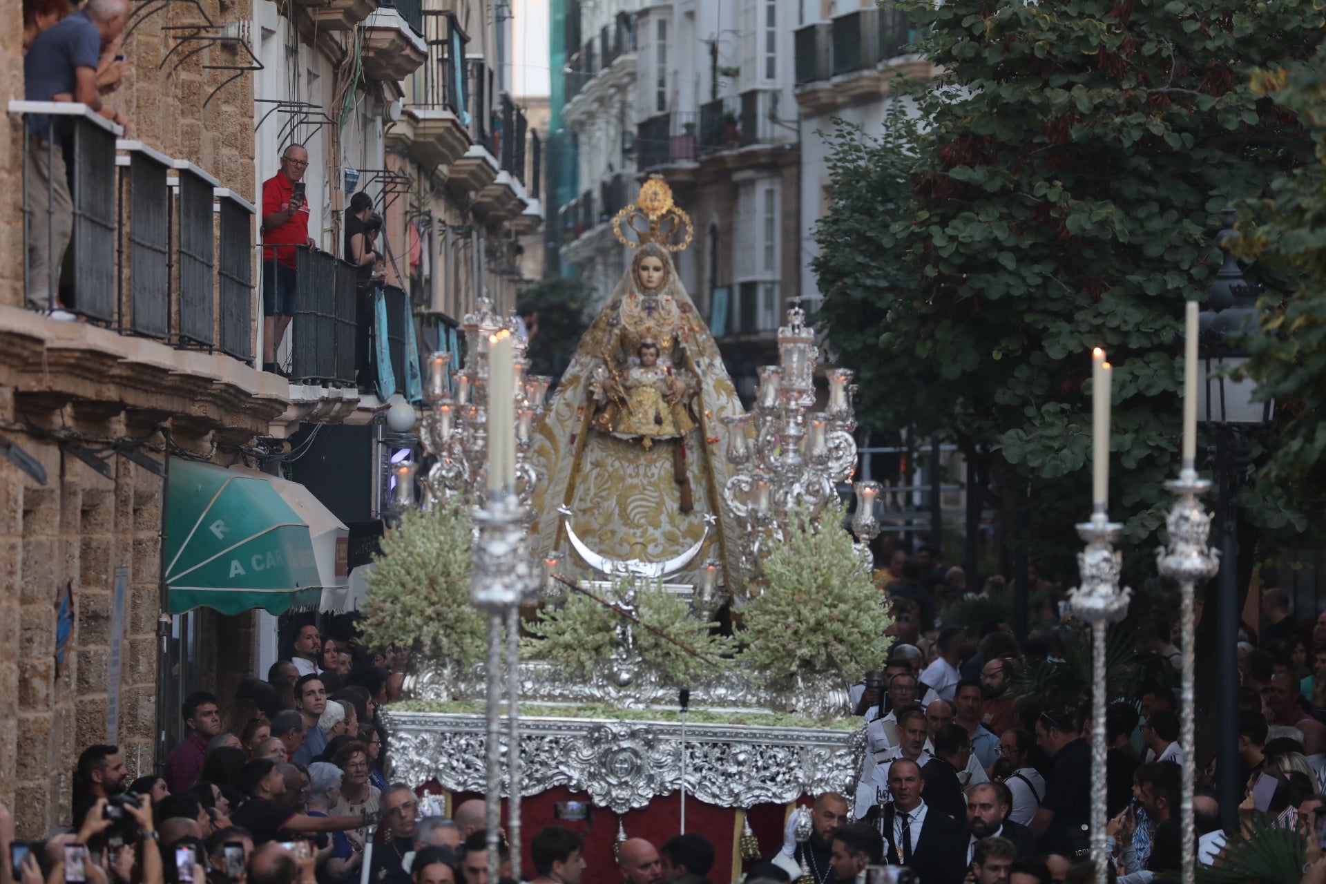 Fotos: Procesión de la Virgen del Rosario por las calles de Cádiz