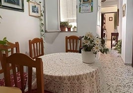 Oportunidad para vivir en La Caleta por 189.000 euros: sale a la venta un piso que está a tres minutos de la playa y justo al lado de la Taberna Manteca