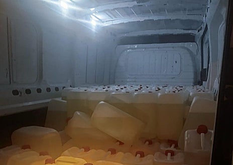 Imagen secundaria 1 - Noche frenética en la costa de Cádiz en la lucha contra el narcotráfico: petaqueras, narcolanchas y cuatro detenidos