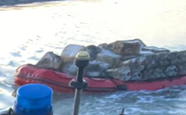 Imagen principal - Noche frenética en la costa de Cádiz en la lucha contra el narcotráfico: petaqueras, narcolanchas y cuatro detenidos