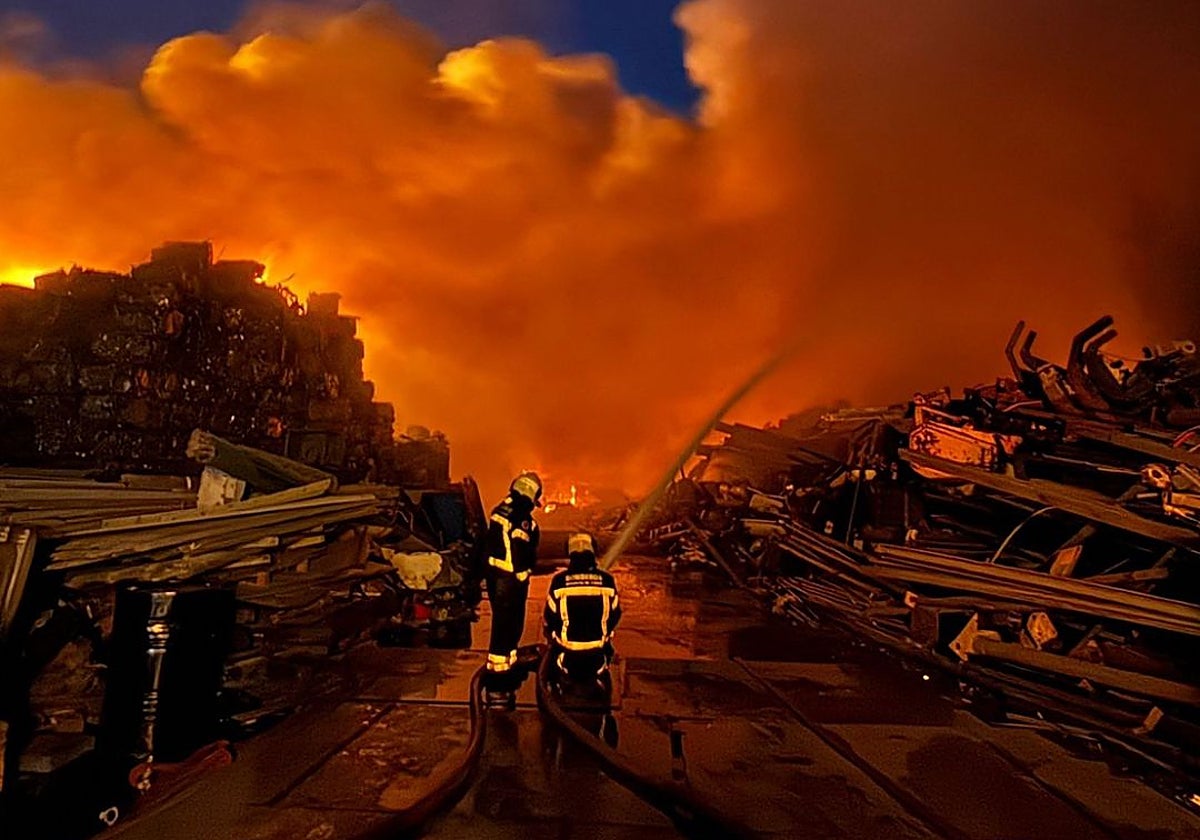 Un incendio en la chatarrería del Puente del Duque en Jerez genera una densa columna de humo