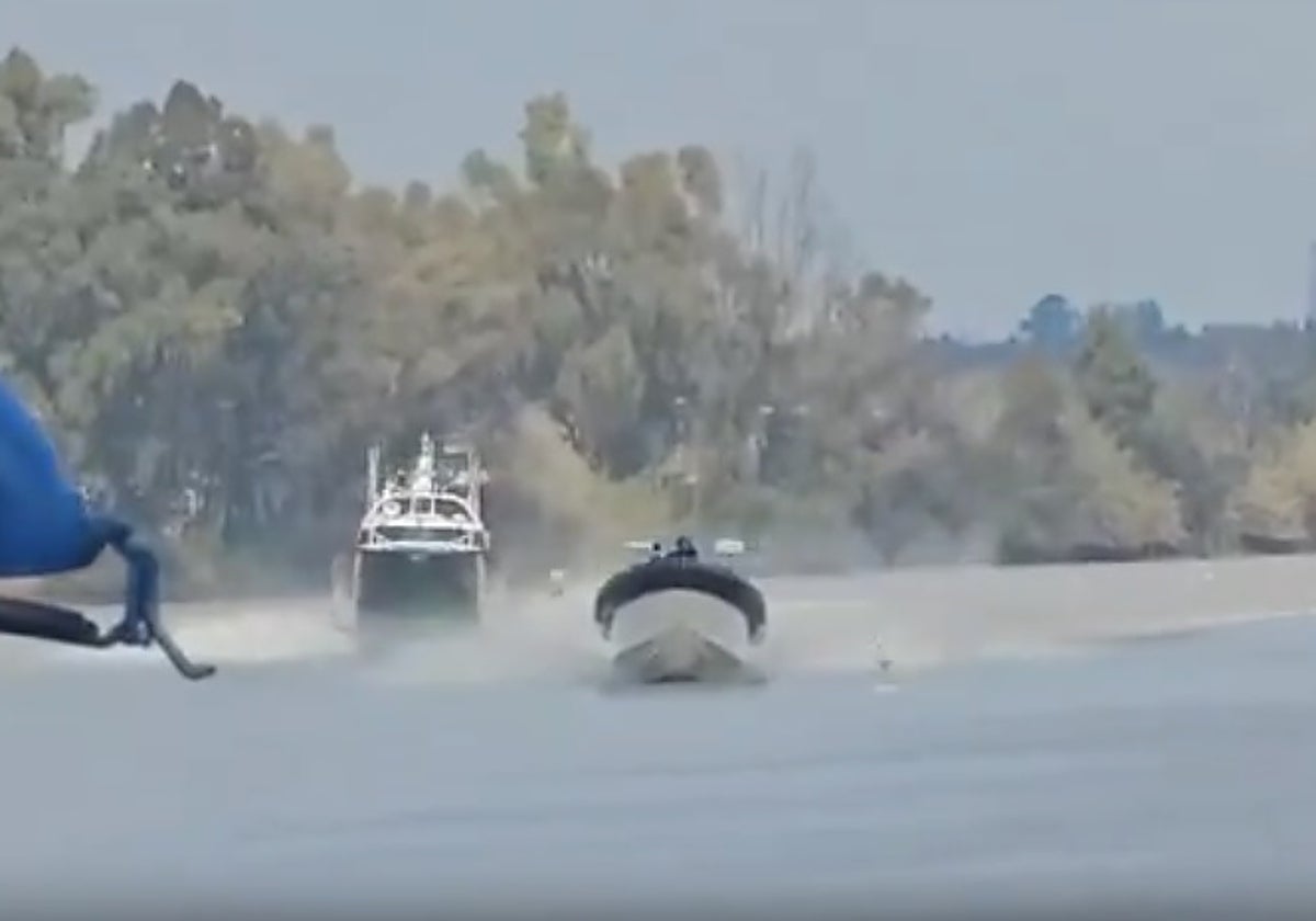 Persecución a una narcolancha por el río Guadalquivir.
