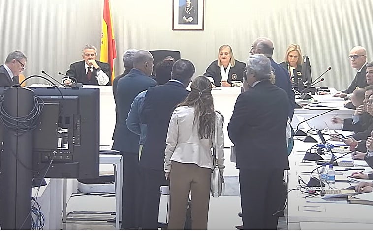 Imagen principal - Varios momentos de la tercera sesión de este miércoles y una imagen del acusado Yassine Kanjaa