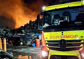 Sofocado el incendio en una chatarrería de Jerez tras horas de trabajo y desalojos preventivos en El Portal