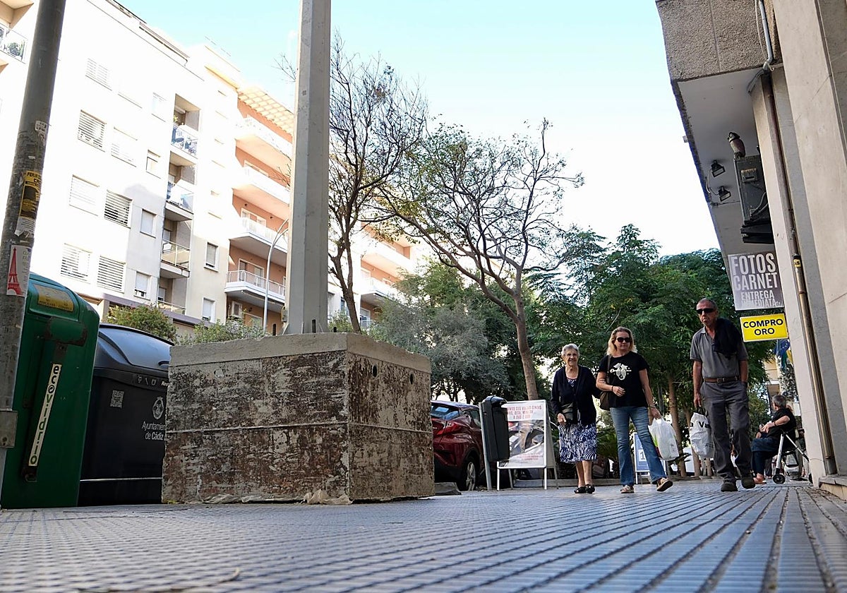 Avenida Cayetano del Toro con los pilares de la iluminación