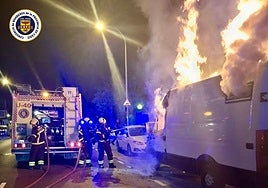Una furgoneta camper arde por completo en Jerez sin causar heridos